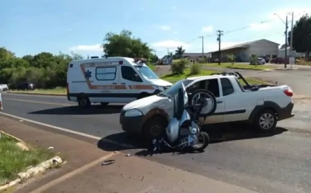 ACIDENTE ENTRE CARRO E MOTO NO TREVO DE SAÍDA PARA PRANCHITA