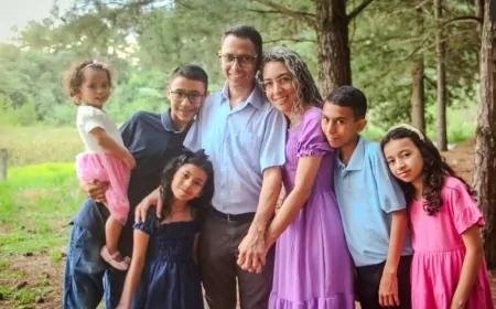 CASAL DE TELÊMACO BORBA VIRALIZA APÓS ADOTAR CINCO FILHOS