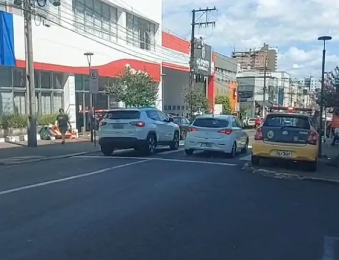 MULHER PEGA FURTANDO EM LOJA NO CENTRO DE PATO BRANCO