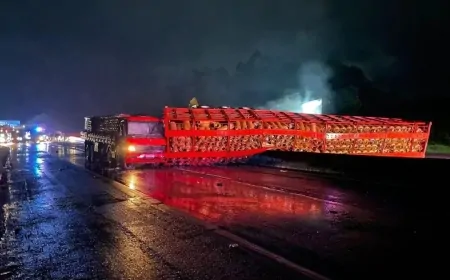 TOMBAMENTO DE CAMINHÃO CARREGADO COM BOTIJÕES DE GÁS